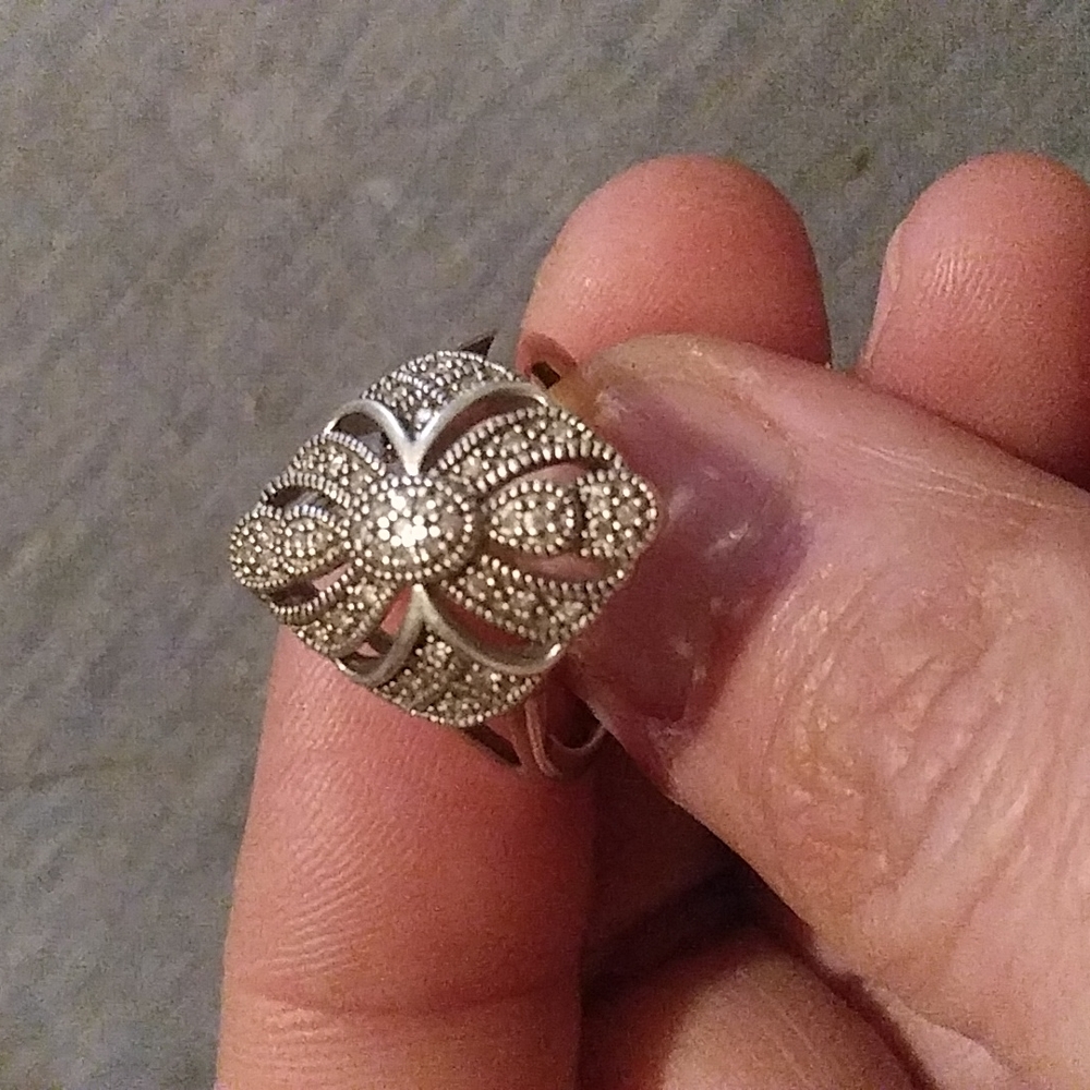 Beautiful grade H diamond ring in sterling silver